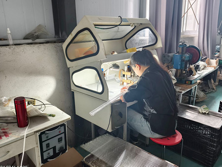 双孔加热管生产车间一角