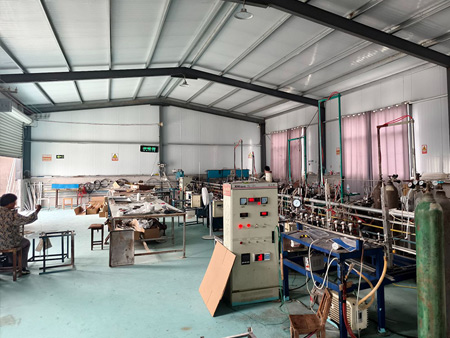 红外线灯管生产车间